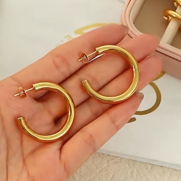 ⭐️ New Classic Gold Plated Hoop Earrings Medium Size - Picture 5 of 11